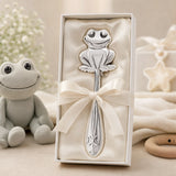 Babyrassel 925 Silber mit Frosch-Design — Lifestyle-Setting, Geschenk zur Geburt