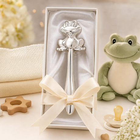 Babyrassel 925 Silber mit Frosch-Motiv, glatte Stielform — Lifestyle-Setting, Geschenk zur Geburt
