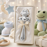 Babyrassel 925 Silber mit Frosch-Motiv in eleganter Geschenkbox — Lifestyle-Setting, Geschenk zur Geburt