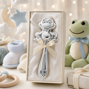 Babyrassel 925 Silber mit Frosch-Motiv in eleganter Geschenkbox — Lifestyle-Setting, Geschenk zur Geburt