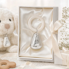Babyrassel 925 Silber mit Gänseblümchen-Design und Beißring — Lifestyle-Setting, Geschenk zur Geburt