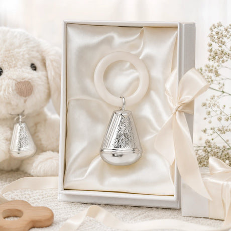 Babyrassel 925 Silber mit Gänseblümchen-Design und Beißring — Lifestyle-Setting, Geschenk zur Geburt