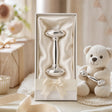 Babyrassel 925 Silber mit Hantel-Design — Lifestyle-Setting, Geschenk zur Geburt