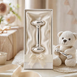 Babyrassel 925 Silber mit Hantel-Design — Lifestyle-Setting, Geschenk zur Geburt