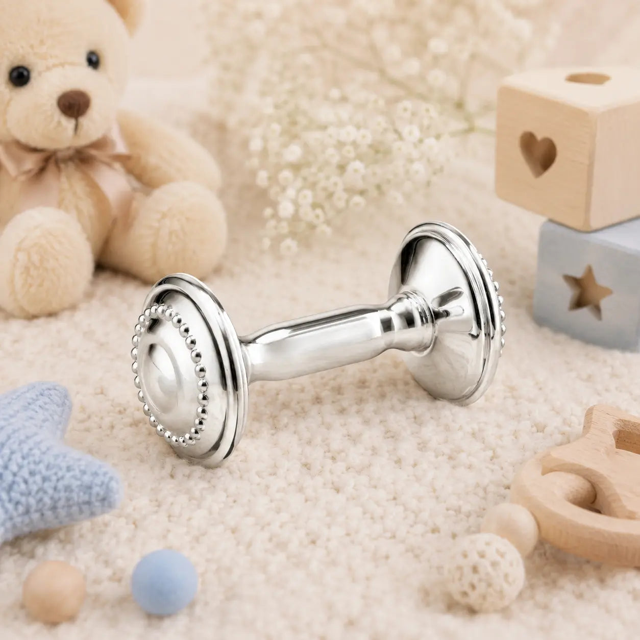 Babyrassel 925 Silber Hantelform mit Perlrand — Lifestyle-Setting, Geschenk zur Geburt