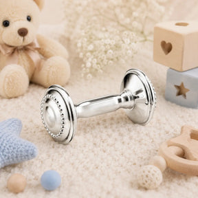 Babyrassel 925 Silber Hantelform mit Perlrand — Lifestyle-Setting, Geschenk zur Geburt