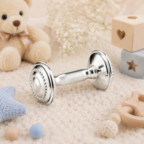 Babyrassel 925 Silber Hantelform mit Perlrand — Lifestyle-Setting, Geschenk zur Geburt