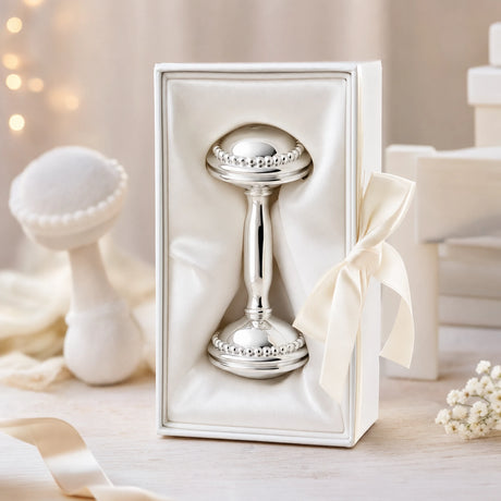 Babyrassel 925 Silber Hantelform mit Perlrand — Lifestyle-Setting, Geschenk zur Geburt