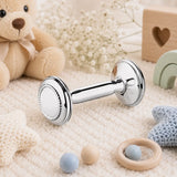 Babyrassel 925 Silber Hantelform mit Perlrand-Scheibe — Lifestyle-Setting, Geschenk zur Geburt
