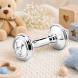 Babyrassel 925 Silber Hantelform mit Teddybär-Motiv — Lifestyle-Setting, Geschenk zur Geburt