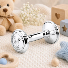 Babyrassel 925 Silber Hantelform mit Teddybär-Motiv — Lifestyle-Setting, Geschenk zur Geburt