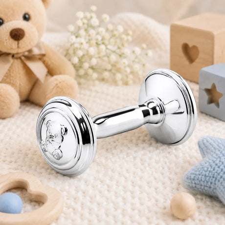 Babyrassel 925 Silber Hantelform mit Teddybär-Motiv — Lifestyle-Setting, Geschenk zur Geburt