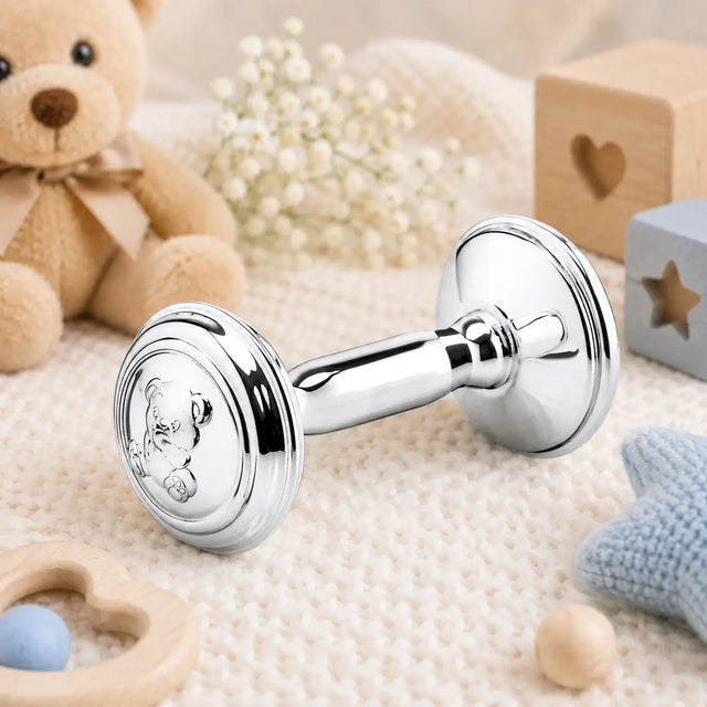 Babyrassel 925 Silber Hantelform mit Teddybär-Motiv — Lifestyle-Setting, Geschenk zur Geburt