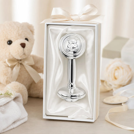 Babyrassel 925 Silber Hantelform mit Teddybär-Motiv — Lifestyle-Setting, Geschenk zur Geburt