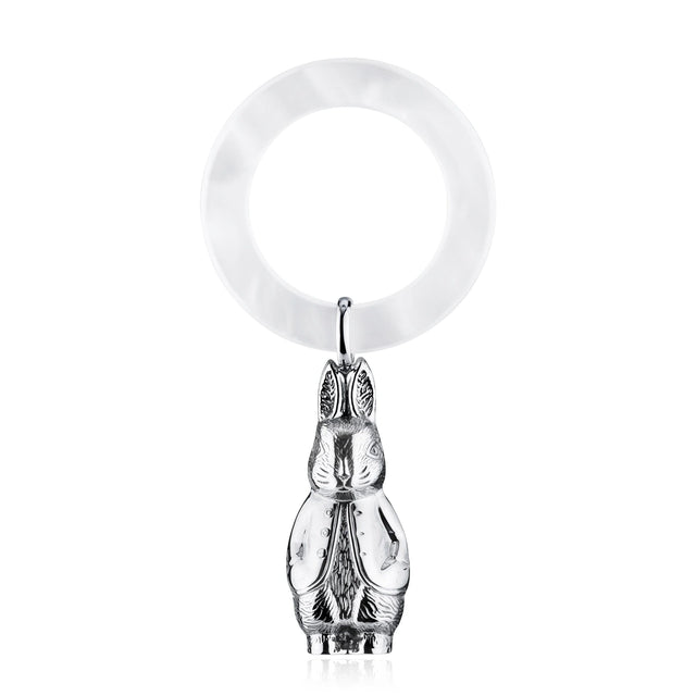Babyrassel 925 Silber Hase Zaramella — ziselierte Hasen-Figur als Anhänger am perlweißen Acryl-Beißring, Freisteller