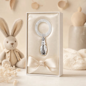 Babyrassel 925 Silber mit Hasen-Motiv und Beißring — Lifestyle-Setting, Geschenk zur Geburt