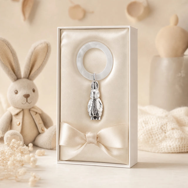 Babyrassel 925 Silber mit Hasen-Motiv und Beißring — Lifestyle-Setting, Geschenk zur Geburt