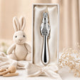 Babyrassel 925 Silber mit Hasen-Motiv, Stielrassel — Lifestyle-Setting, Geschenk zur Geburt