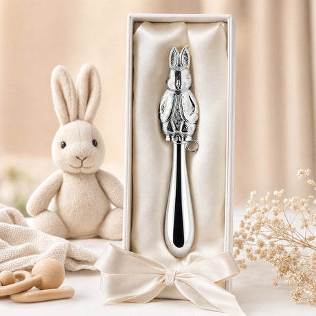 Babyrassel 925 Silber mit Hasen-Motiv, Stielrassel — Lifestyle-Setting, Geschenk zur Geburt