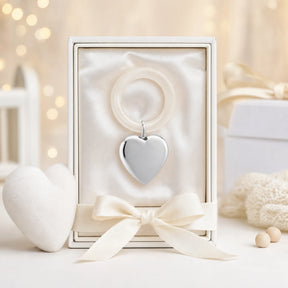 Babyrassel 925 Silber mit Herz-Motiv und Beißring — Lifestyle-Setting, Geschenk zur Geburt