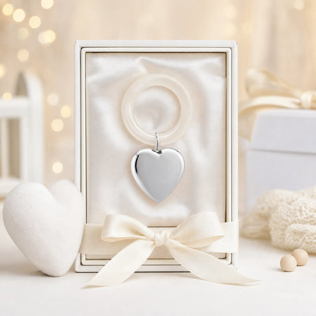 Babyrassel 925 Silber mit Herz-Motiv und Beißring — Lifestyle-Setting, Geschenk zur Geburt