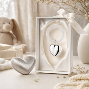 Babyrassel 925 Silber mit kleinem Herz-Motiv und Beißring — Lifestyle-Setting, Geschenk zur Geburt