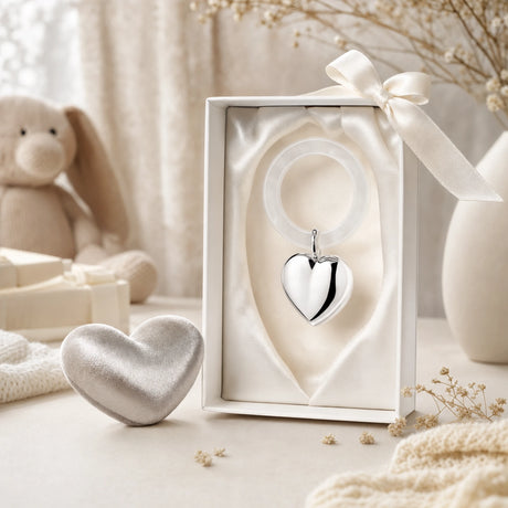 Babyrassel 925 Silber mit kleinem Herz-Motiv und Beißring — Lifestyle-Setting, Geschenk zur Geburt