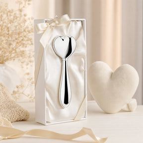 Babyrassel 925 Silber mit kleinem Herz-Motiv, Stielrassel — Lifestyle-Setting, Geschenk zur Geburt