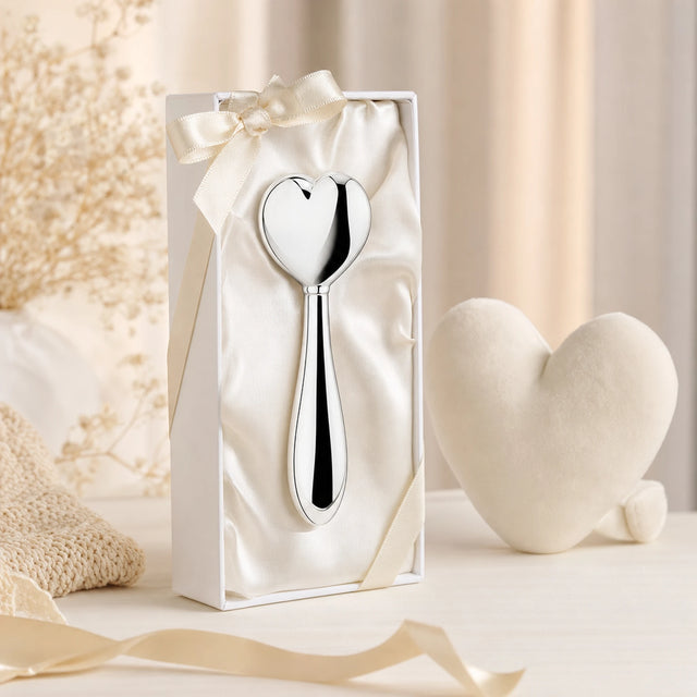 Babyrassel 925 Silber mit kleinem Herz-Motiv, Stielrassel — Lifestyle-Setting, Geschenk zur Geburt
