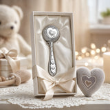 Babyrassel 925 Silber mit Herz-Design in Kugelform — Lifestyle-Setting, Geschenk zur Geburt