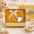Babyrassel 925 Silber mit Herz-Motiv, ringförmig — Lifestyle-Setting, Geschenk zur Geburt