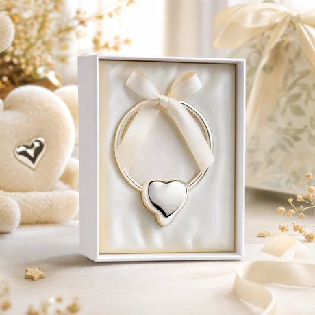 Babyrassel 925 Silber mit Herz-Motiv, ringförmig — Lifestyle-Setting, Geschenk zur Geburt