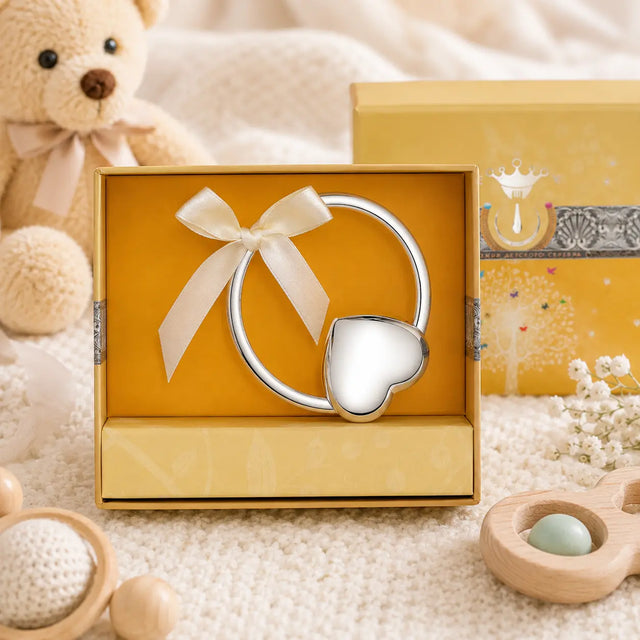 Babyrassel 925 Silber mit Herz-Motiv, ringförmig — Lifestyle-Setting, Geschenk zur Geburt