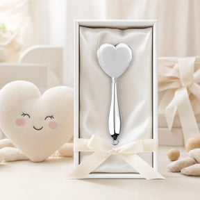 Babyrassel 925 Silber mit Herz-Motiv, Stielrassel — Lifestyle-Setting, Geschenk zur Geburt