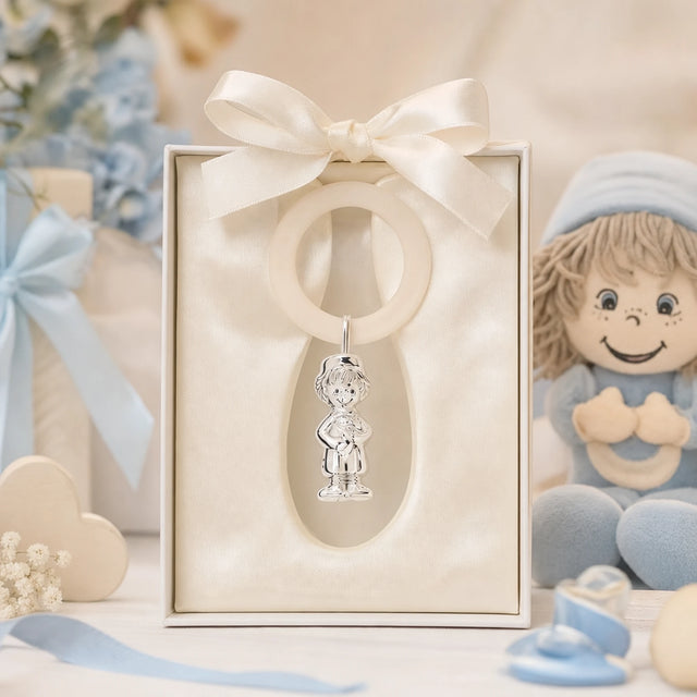 Babyrassel 925 Silber mit Jungen-Motiv und Beißring — Lifestyle-Setting, Geschenk zur Geburt für Jungen
