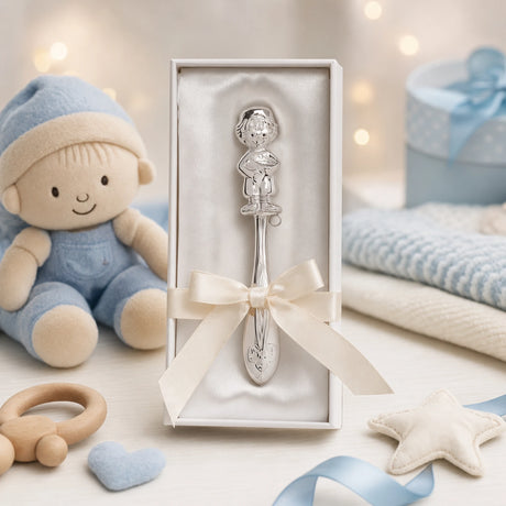 Babyrassel 925 Silber Junge — Lifestyle in weißer Geschenkbox mit Puppe, Sternkissen und blauen Props