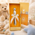 Babyrassel 925 Silber Junge — stielförmige Rassel mit sitzender Jungenfigur im Etui neben Teddy, Geschenk zur Geburt