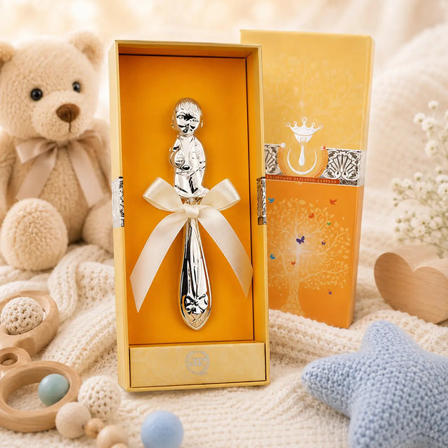 Babyrassel 925 Silber Junge — stielförmige Rassel mit sitzender Jungenfigur im Etui neben Teddy, Geschenk zur Geburt