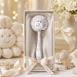 Babyrassel 925 Silber mit Kamillen-Design — Lifestyle-Setting, Geschenk zur Geburt
