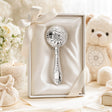 Babyrassel 925 Silber mit Kamille-Motiv, Kugelform — Lifestyle-Setting, Geschenk zur Geburt