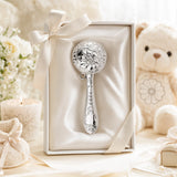 Babyrassel 925 Silber mit Kamille-Motiv, Kugelform — Lifestyle-Setting, Geschenk zur Geburt