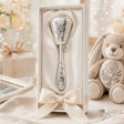 Babyrassel 925 Silber mit Kamille-Motiv, stielförmig — Lifestyle-Setting, Geschenk zur Geburt
