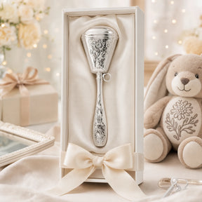 Babyrassel 925 Silber mit Kamille-Motiv, stielförmig — Lifestyle-Setting, Geschenk zur Geburt