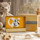 Babyrassel 925 Silber mit Katzen-Motiv und Beißring, in Geschenkbox — Lifestyle-Setting, Geschenk zur Geburt