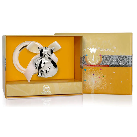 Silberne Babyrassel mit Katzendesign in Geschenkverpackung mit Schleife.