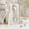 Babyrassel 925 Silber mit Katzen-Motiv, Stielrassel — Lifestyle-Setting, Geschenk zur Geburt