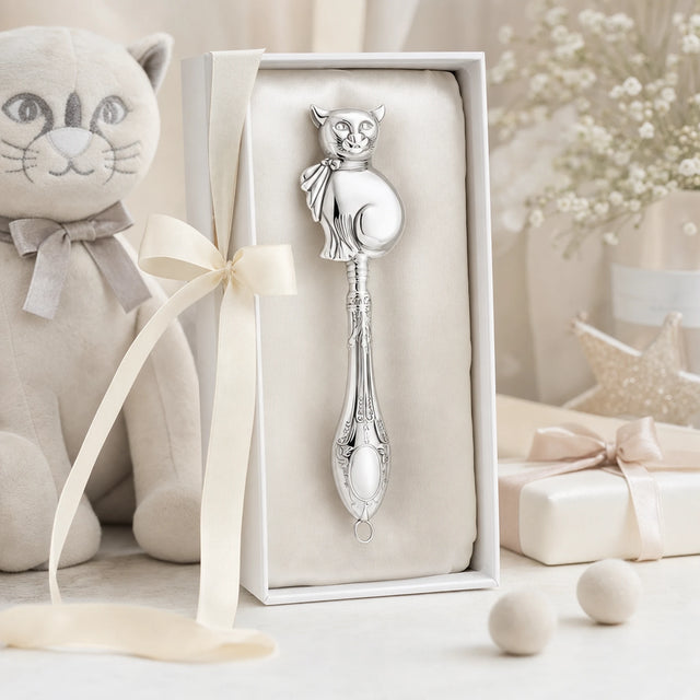 Babyrassel 925 Silber mit Katzen-Motiv, Stielrassel — Lifestyle-Setting, Geschenk zur Geburt