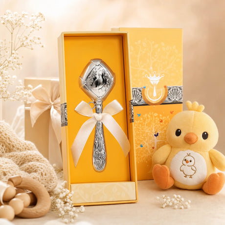 Babyrassel 925 Silber mit Küken-Motiv, in Geschenkbox — Lifestyle-Setting, Geschenk zur Geburt