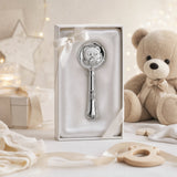 Babyrassel 925 Silber mit Bären-Design, Kugelform — Lifestyle-Setting, Geschenk zur Geburt