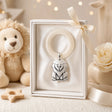 Babyrassel 925 Silber mit Löwen-Motiv und Beißring — Lifestyle-Setting, Geschenk zur Geburt